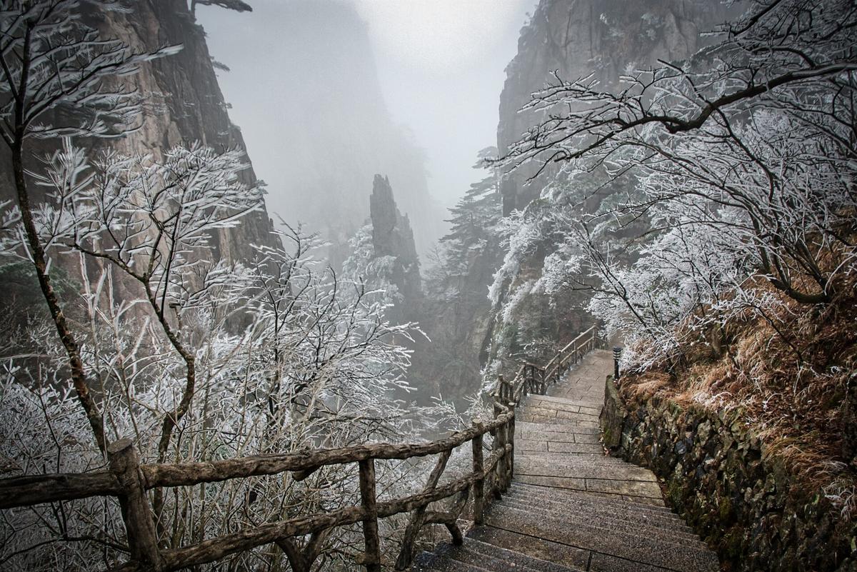 Huangshan autumn mountain view